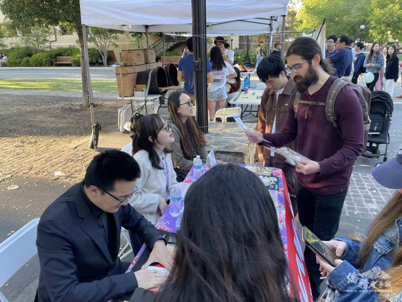 金山文教中心及駐舊金山辦事處教育組設攤推廣臺灣文化、教育部獎學金，並向社區民眾及學生說明臺灣未能參加國際衛生組織之困境