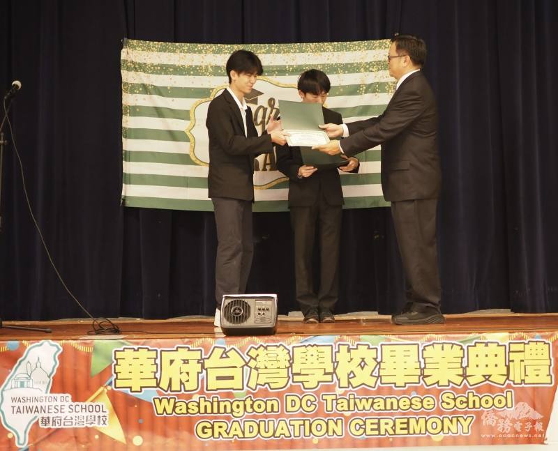 校長唐伯禹（右）頒發畢業證書予畢業生李恩佑（左）及李恩佐（中）雙胞胎兄弟