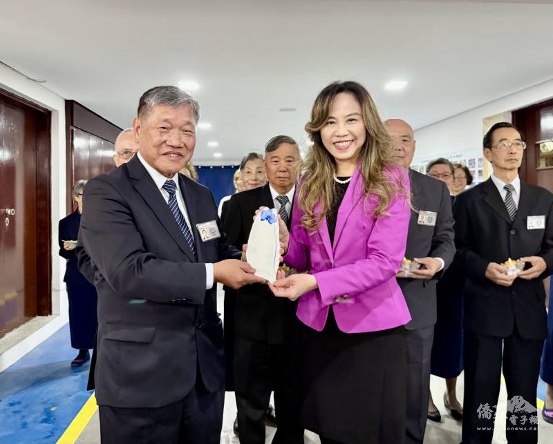 朱怡靜（右）贈送臺灣圖形瓷盤給慈濟聯絡處負責人林合省（左）