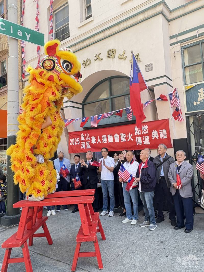 梁館白鶴龍獅團表演