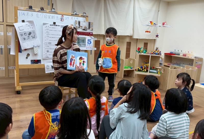 臺北市立信義幼兒園透過繪本引導幼兒觀察與發現