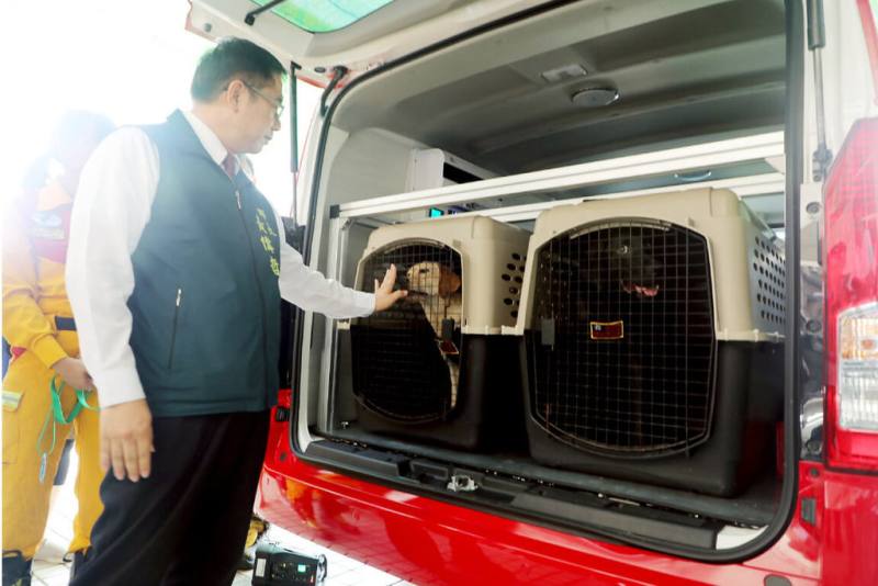台南市消防局獲熱心市民捐贈一輛全新搜救犬運輸車，市長黃偉哲（圖）21日出席捐贈儀式，並參觀車內裝備。（台南市政府提供）