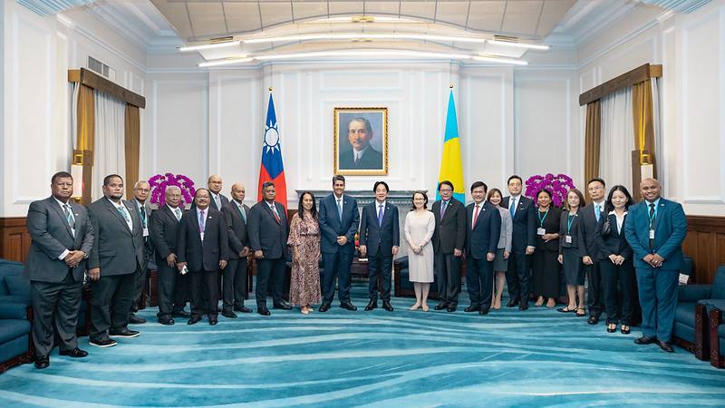 President Lai poses for a photo with President Surangel S. Whipps, Jr. of the Republic of Palau and his wife.