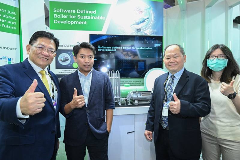 旭鴻智能2024年由北科大成立，開發AI智慧燃燒控制器，有效降低碳排與燃料耗用。首年即獲能源與上市企業合約投資，合約總額突破新臺幣一億元，為ESG轉型帶來高效解方案。由左至右工研院產服中陳立偉執行長、旭鴻智能李尚澤執行長、產業技術司周崇斌副司長、旭鴻智能高曼紜專員