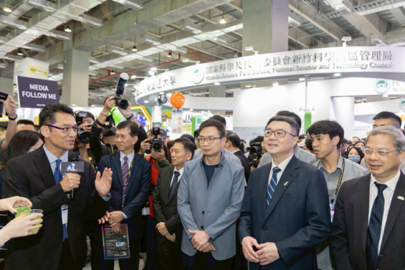 卓院長參觀展覽攤位