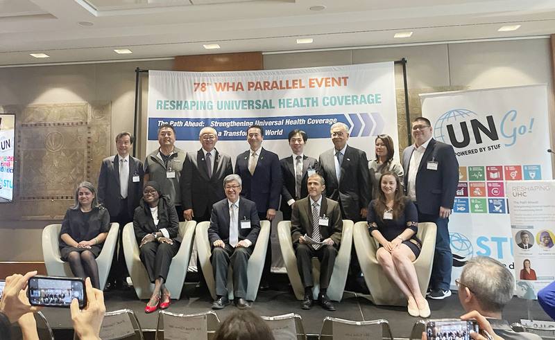 台灣官民在世衛大會期間接力舉辦場邊論壇，20日下午由世台聯合基金會與美國「全球健康理事會」合辦，討論歐、亞、非三洲的全民健康覆蓋情形，聽眾提問踴躍。圖前排為陳建仁（中）等講者