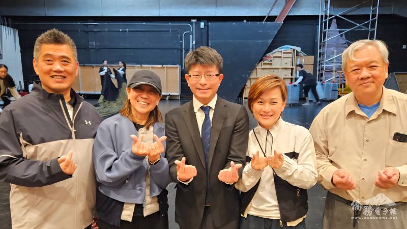 蔡季穎（中）、鄭光生（右一）與團長潘莉君教授（右二）及舞團職員合照