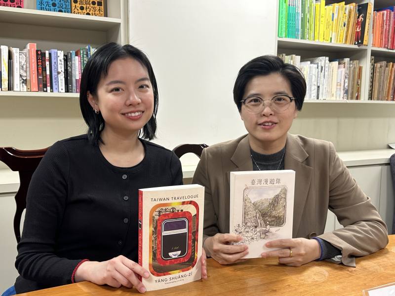 ‘Taiwan Travelogue’ author Yang Shuang-zi (right) and translator Lin King (left)