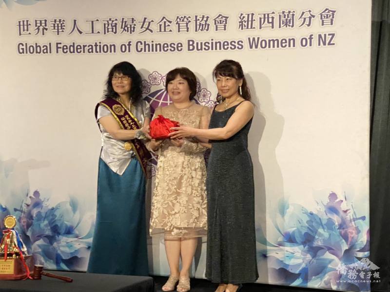 在駐奧克蘭辦事處處長陳永韶的見證下，滿任會長楊淑貞 將印信正式交接予新任會長吳素芬