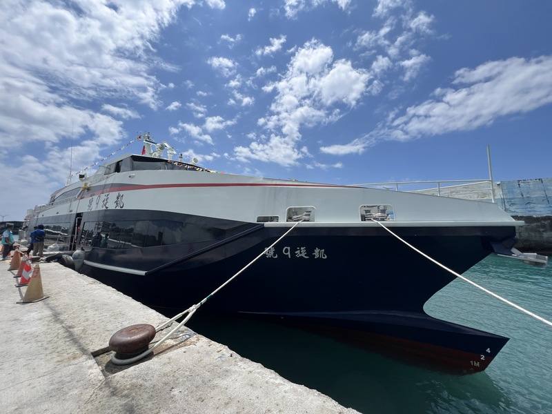 交通部航港局獎勵輪船業者汰換舊船，給予補助經費，繼3月首艘新船天王星21號投入綠島航線後，帆利航運公司也汰換20幾年的凱旋2號，新船「凱旋9號」（圖）22日在台東富岡碼頭亮相