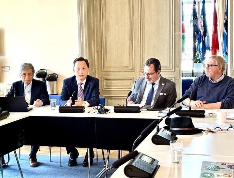 駐瑞典代表谷瑞生（左2）19日出席國際民主及選舉協助研究所（國際IDEA）與台灣民主基金會合辦的研討會，並受邀致詞，呼籲理念相近國家堅定團結意志。（駐瑞典代表處提供）