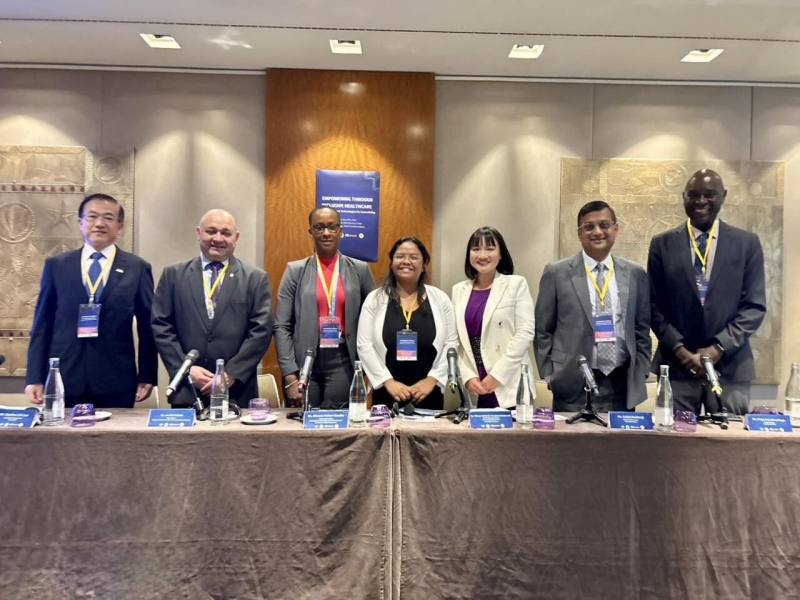 國合會20日在日內瓦世衛大會場邊舉辦「運用智慧科技提升醫療可近性」論壇，分享台灣在海外協助建立智慧醫療的計畫成果，多位友邦代表及約90位國際人士出席。圖為台灣與國際講者合影。（國合會提供）