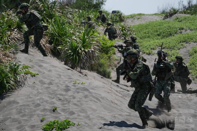 官兵進入射擊陣地