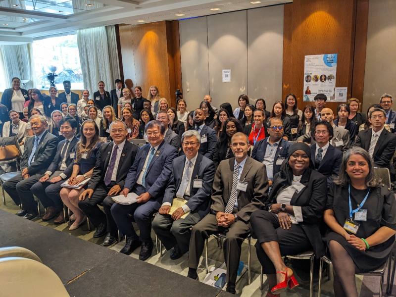 世台聯合基金會(STUF)與全球健康理事會(Global Health Council, GHC)在世界衛生大會場邊舉辦全球論壇聚焦探討「全民均健(Universal Health Coverage, UHC)」，衛福部長邱泰源與前副總統陳建仁、國際講者以及所有與會者合影留念