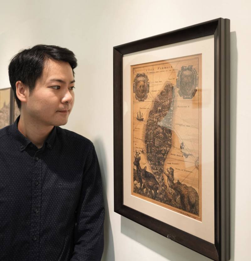 華梵大學邀請澳門藝術家霍凱盛（圖）駐校3個月，所創作的其中一幅作品以台灣古地圖為主題，密密麻麻描繪出全台各地重要地標。（華梵大學提供）