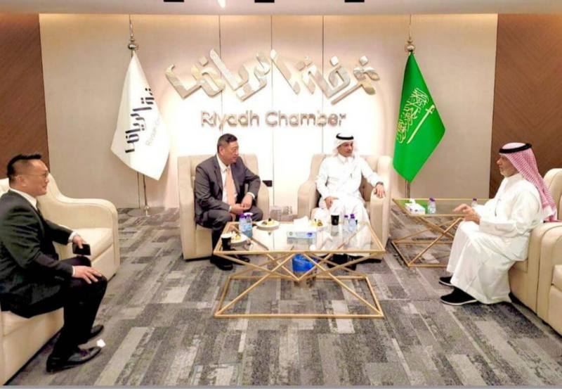 貿協籌組2025年「中東海灣新絲路貿易訪問團」，沙烏地阿拉伯商業總會首次接待來自台灣的貿訪團，副主席拉米（右2）與駐沙國台北經濟文化代表處代表張治平（左2）會談。（駐沙國代表處提供）