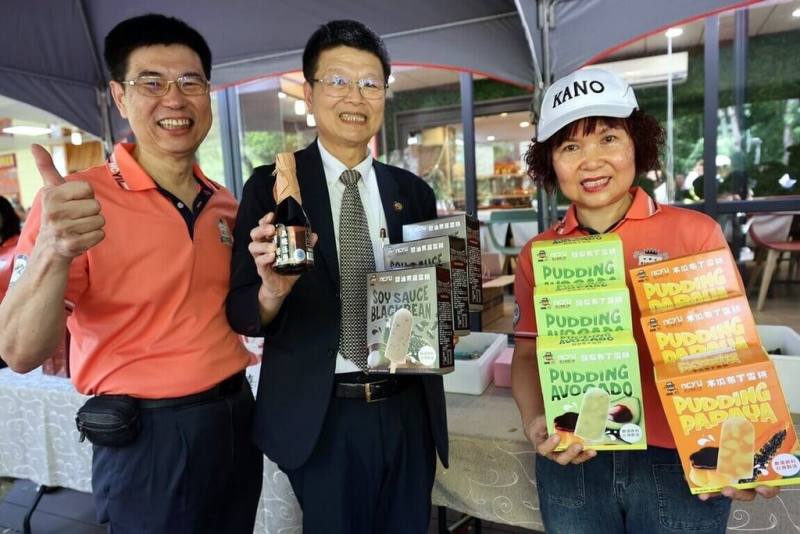 嘉義大學員生消費合作社22日在蘭潭校區發表大學LOGO聯名冰品「Mr.酷x嘉義大學雪糕」，由嘉大校長林翰謙（中）主持，冰品已正式於全台家樂福量販店上架販售。（嘉大提供）