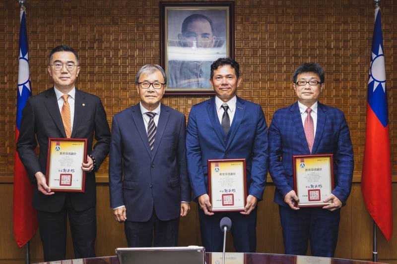 鄭英耀部長(左2)於21日頒發感謝狀予漢典食品股份有限公司、喬山健康科技股份有限公司及長榮航空股份有限公司，表彰3家企業在2024年巴黎奧運期間全力支援後勤工作，使我國代表團參賽圓滿順利