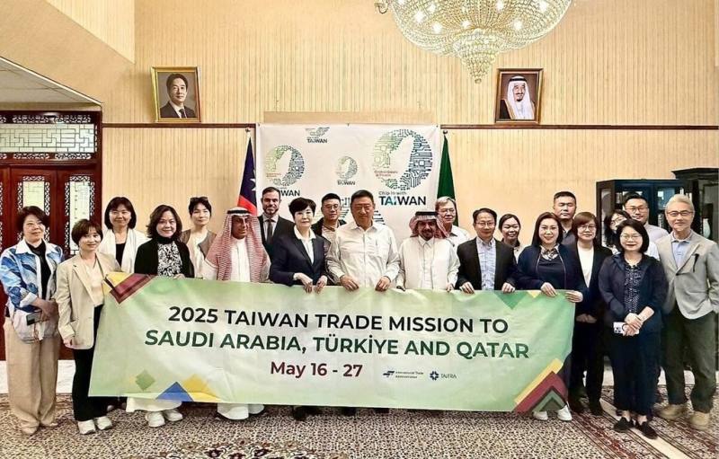 貿協籌組2025年「中東海灣新絲路貿易訪問團」，駐沙國台北經濟文化代表處代表張治平（前左6）在利雅德與團長：青暘公司董事長錡玉色（前左5）以及其他團員合照。（駐沙國代表處提供）