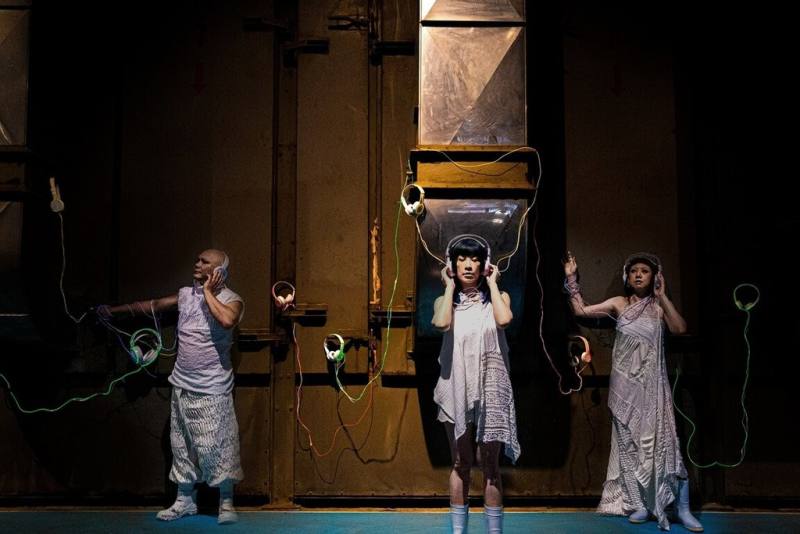 台灣自由擊打擊樂團創作的聲音劇場作品《20伍零》，透過擬音、廣播劇與特殊音響描繪台灣歷史與聲音記憶，結合裝置與表演營造沉浸式聆聽體驗。作品由「捌號會所」帶至柏林Classical：NEXT展會參展。（攝影好神的設計工作室提供）