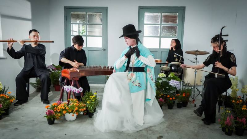 由林芳宜策劃、資深劇場導演王嘉明執導的《夢廻春閨》，結合京劇與當代國樂演奏，呈現具有敘事性與舞台張力的跨文化展演。（捌號會所提供）