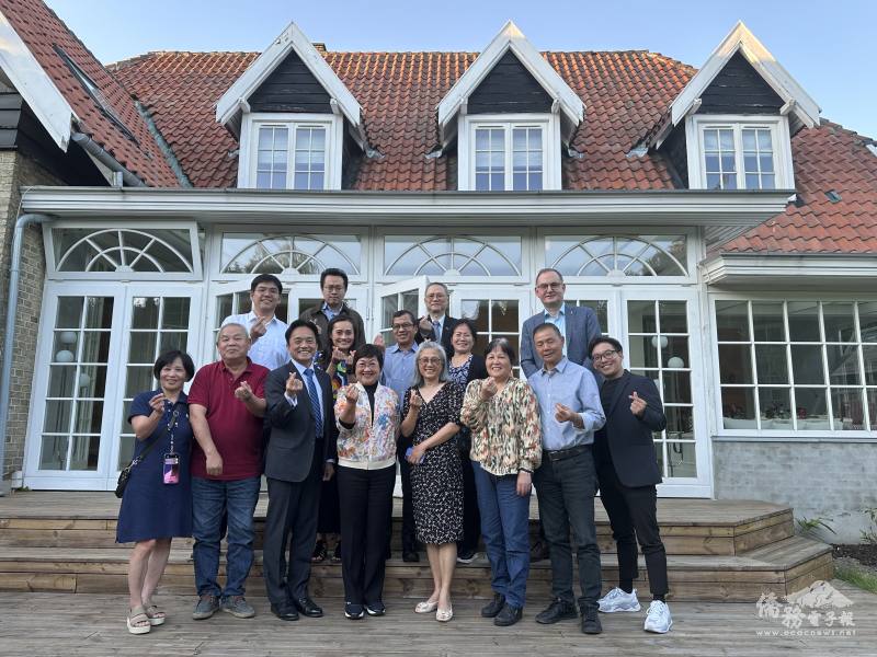 僑委會委員長徐佳青(第1排左4)、駐丹麥代表處大使鄭榮俊(第1排左3)於僑情座談會與出席僑領及僑務榮譽職人員合影