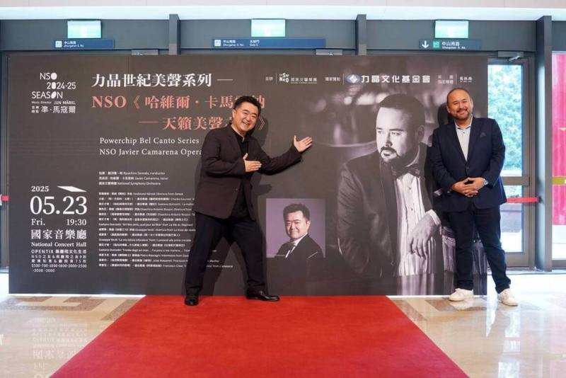 NSO國家交響樂團音樂會「哈維爾．卡馬雷納–天籟美聲之夜」23日晚間在台北國家音樂廳登場，由NSO客席指揮園田隆一郎（左） 與墨西哥男高音卡瑪雷納（Javier Camarena，另譯：卡馬雷納）合作演出。（NSO國家交響樂團提供）