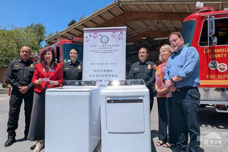 世華大洛杉磯分會會長劉煥君（左2）與Steve Acord（右1）於二號消防營地捐贈洗衣機與烘乾機