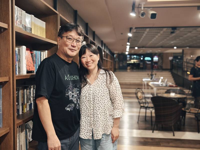 作曲家櫻井弘二（Koji Sakurai）（左）與編導妻子鄭詠珊（右）合作，改編文學家宮澤賢治經典之作「銀河鐵道之夜」推出「天河旅記」音樂會，用音樂療癒自己也療癒樂迷
