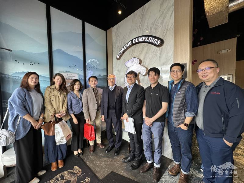 張良民與僑領參訪輝月國際合影