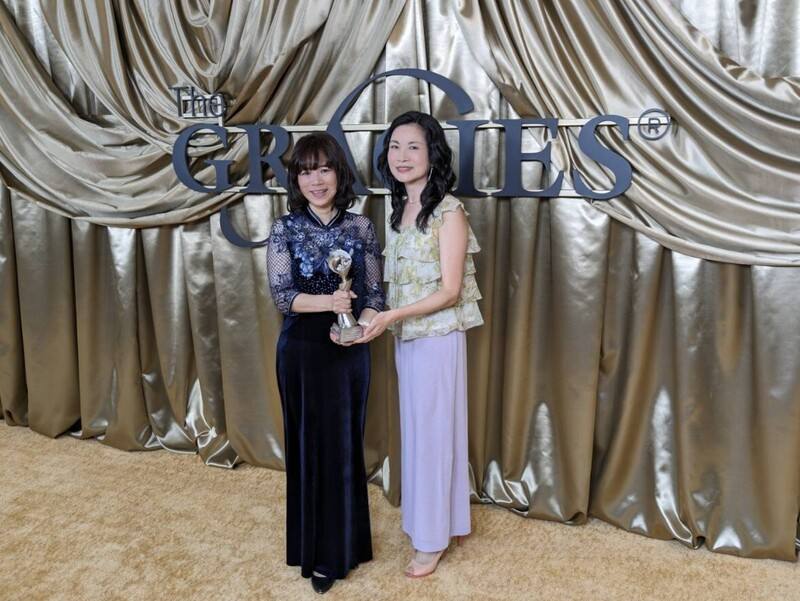 台北電台副台長李佩味（右）、主持人劉馬利（左）20日出席洛杉磯的葛蕾西獎（Gracies Award）頒獎典禮。這個獎是美國女性媒體工作者組成的非營利組織，表揚由女性創作、為女性發聲的優秀媒體作品