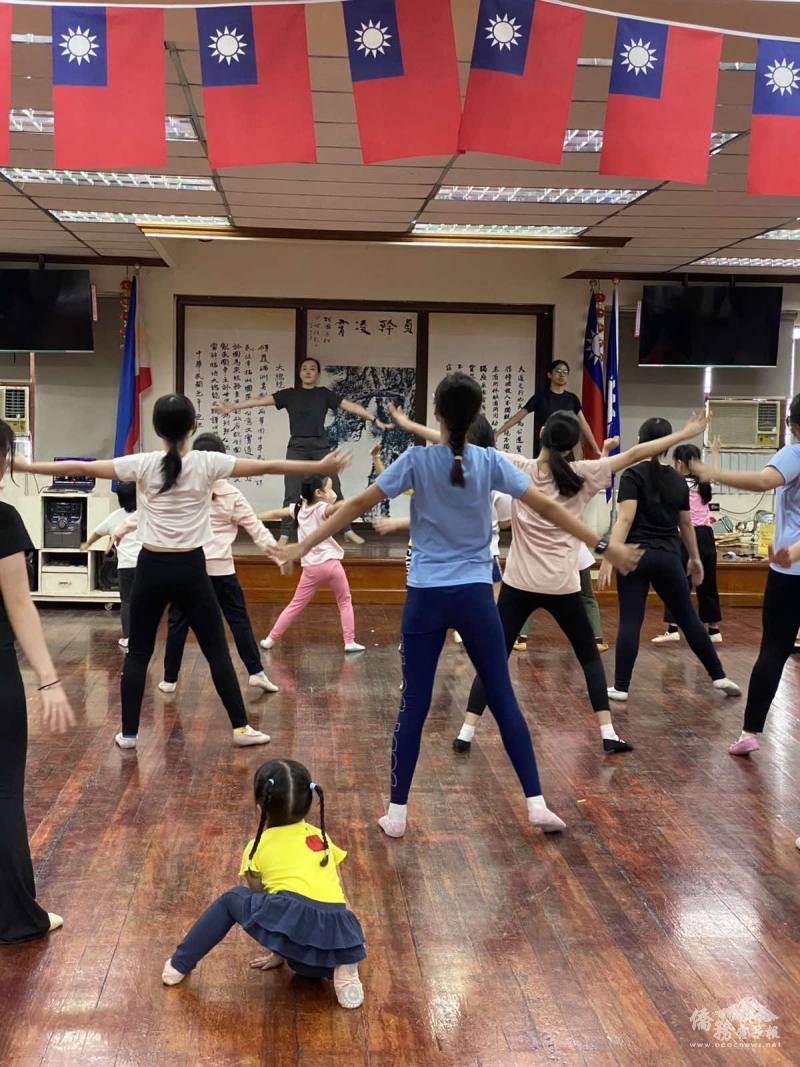 老師柯玫如帶領學生進行民族舞蹈排練，動作整齊劃一，神情專注