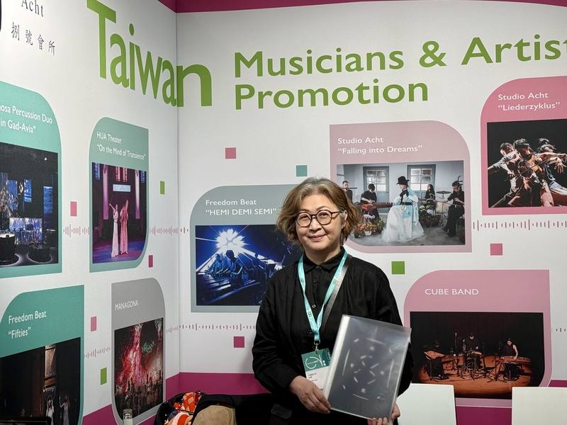 「捌號會所」藝術總監林芳宜在柏林Classical：NEXT展會現場介紹參展台灣作品。展位以Taiwan Musicians ＆ Artists Promotion為題，展現台灣當代表演藝術的創作能量與國際輸出潛力