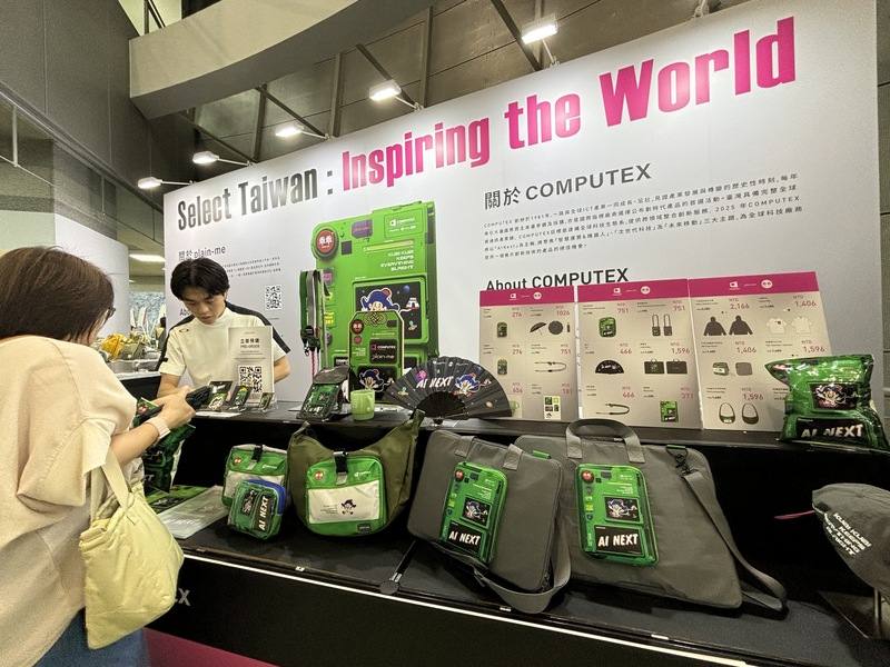 2025年台北國際電腦展（COMPUTEX）攜手台灣國民零食乖乖和選貨店plain-me聯名設置快閃店，推出馬克杯、電腦包、收納袋、側背包等產品