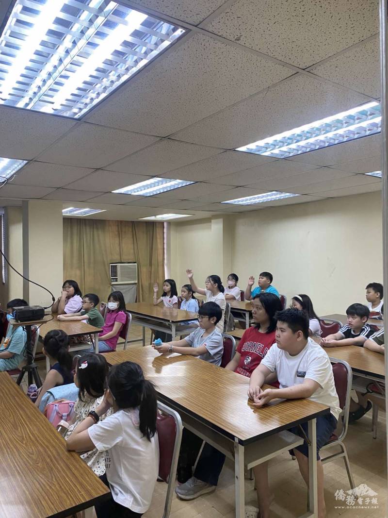 老師施紫齡指導學生進行日常會話實作演練