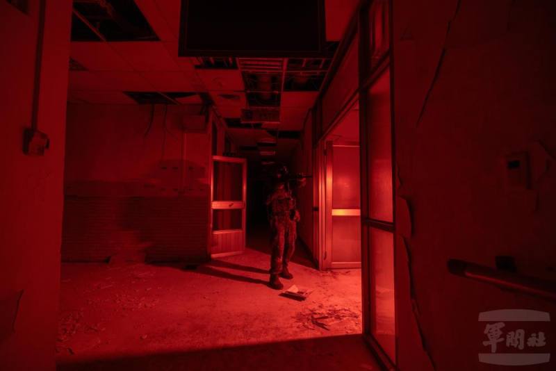 學員在廢棄的花崗石醫院實施夜間特種搜索測驗