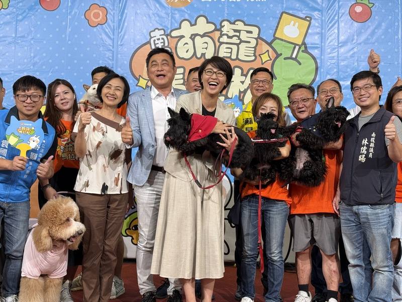 南投縣埔里鎮日月町複合式商場7月將推出首屆「萌寵馬拉松」，業者22日在南投縣政府對外宣傳，現場聚集犬貓、烏龜、鸚鵡等寵物，南投縣長許淑華（前中）與會歡迎民眾共襄盛舉