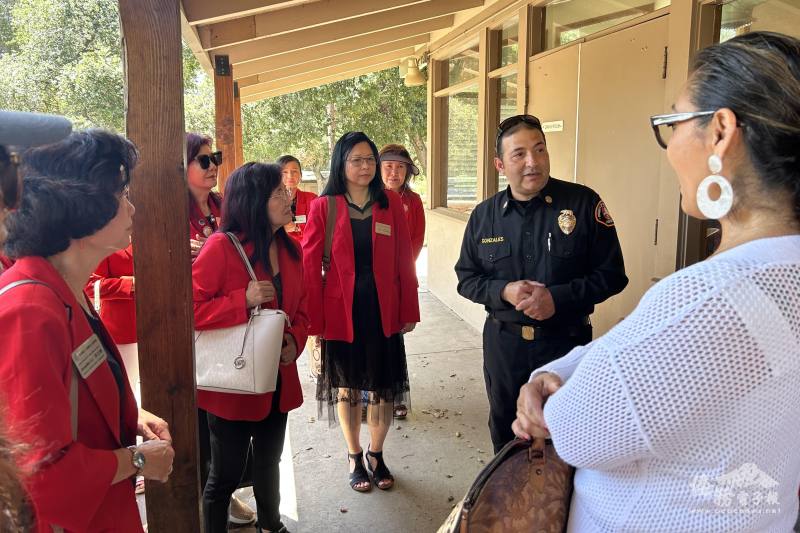 營區指揮官Gerald Gonzales（右2）簡介設施