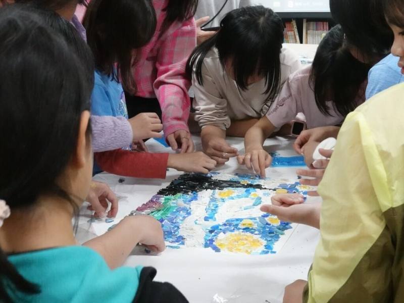 中山大學攜手企業支持「永續設計平台」推動海廢升級再造計畫，前往17所國小舉辦共22場的環境教育推廣與海廢再生設計手作課程，邀請國小學童運用蒐集的塑膠碎片拼貼臨摹世界名畫。（中山大學提供）