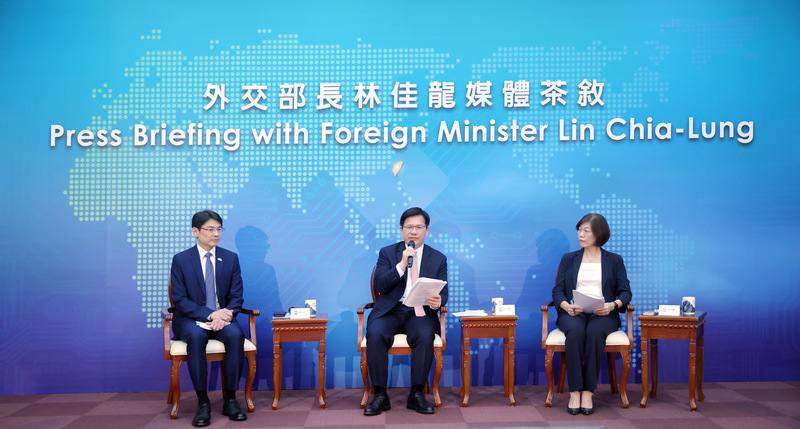 外交部長林佳龍（中）21日在外交部舉辦媒體茶敘，暢談上任週年成就與未來外交展望，外交部發言人蕭光偉（左）、國際傳播司司長徐詠梅（右）也出席與會