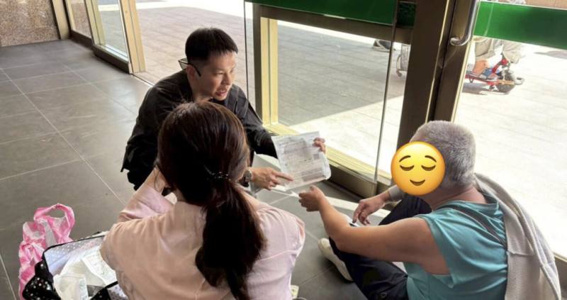 三軍總醫院北投分院社區精神科主治醫師陳泰宇（後）已在街頭服務約2年，他使出渾身解數，打入街友圈，透過長效針劑，助思覺失調症個案穩定控制病情。（陳泰宇提供）