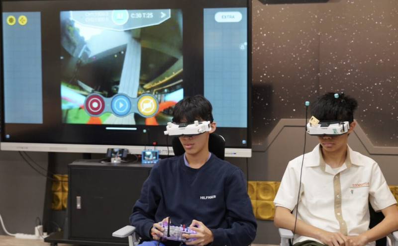 台北市無人機教育中心「無人機暑假營隊」推出19梯次，計4大主題，包含第一人稱視角（FPV）飛行體驗、無人機DIY初階與進階、足球無人機對戰及無人機空拍操作實務，21日起開放報名。（台北市教育局提供）