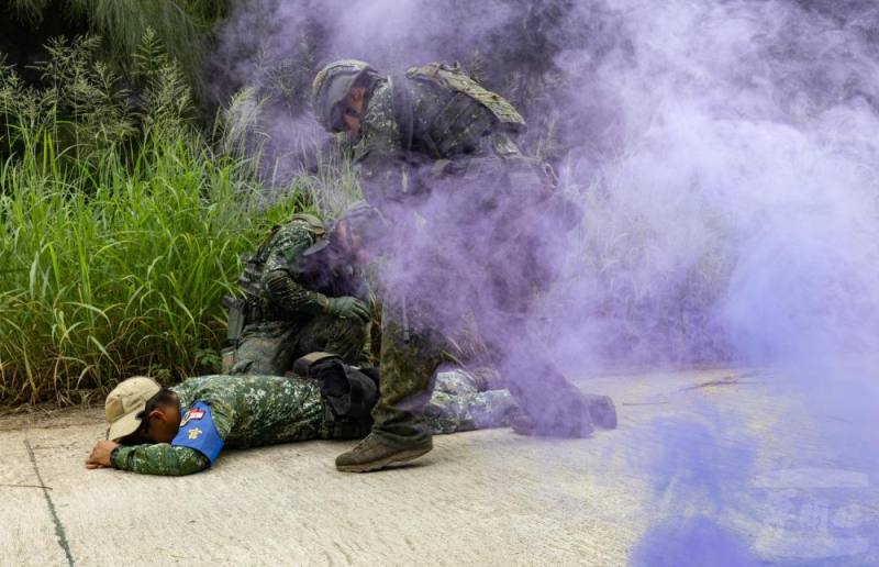 儲備訓練班學員模擬伏擊情報車輛