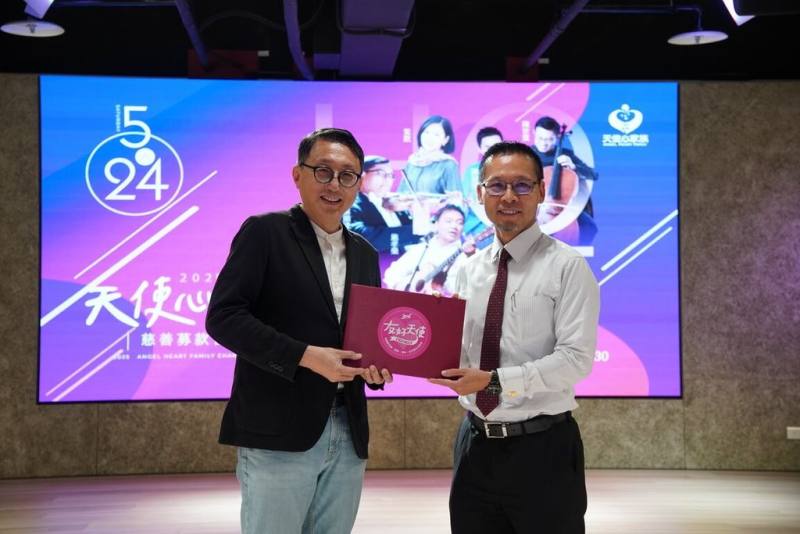 天使心家族基金會攜手企業，打造更安全、支持性強的愛奇兒家庭發展中心，天使心家族執行長林照程（左）與台灣開廣董事長蔡晉暉（右）合影。（天使心家族基金會提供）