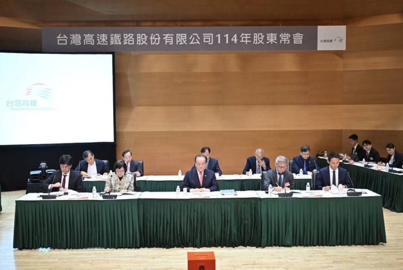 台灣高鐵董事長鄭光遠（前排中）表示，新世代列車已進入製造階段並可望提前交車，最快2026年第4季新車就可以自日本來台，預計2027年下半年上線。（台灣高鐵提供）