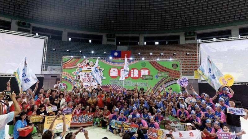 行政院原住民族委員會日前舉辦全國文健站健康操競賽，吸引406支隊伍參加，屏東、花蓮、台東分別拿下金牌。原民會表示，全國已完成519個文建站，每天有1萬6340名長者受照顧，打造友善樂齡環境。圖為拿下金牌的團隊合影。（原民會提供）