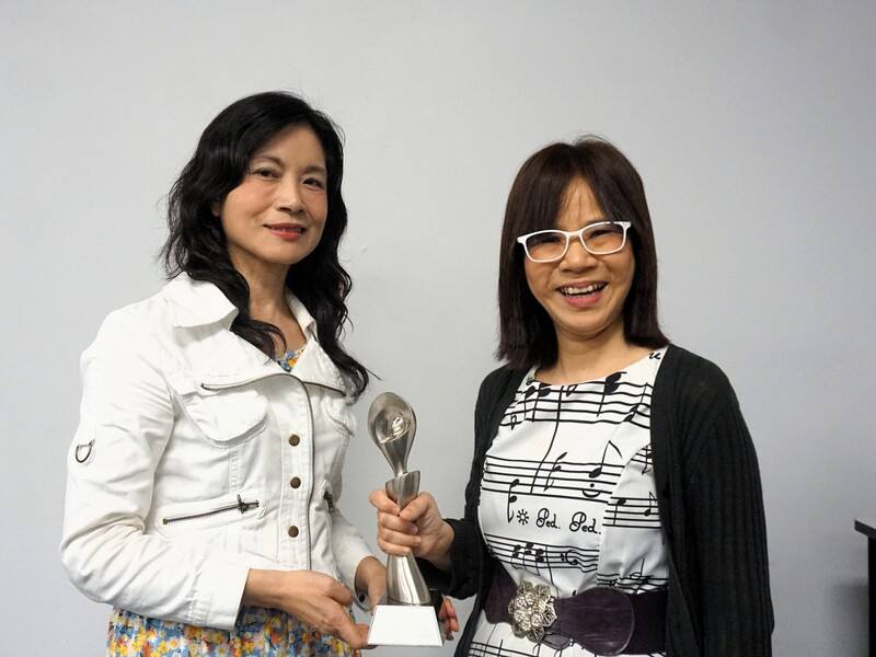 台北電台副台長李佩味（左）、主持人劉馬利（右）20日在洛杉磯領獎。葛蕾西獎（Gracies Award）是美國女性媒體工作者組成的非營利組織「女性媒體聯盟」主辦，表揚由女性創作、為女性發聲的優秀媒體作品