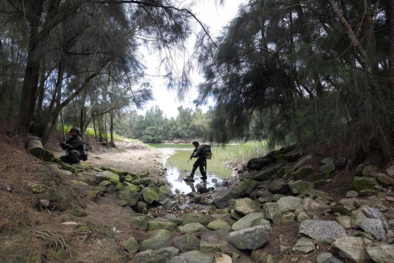 學員由滲透路線前往據點實施突擊