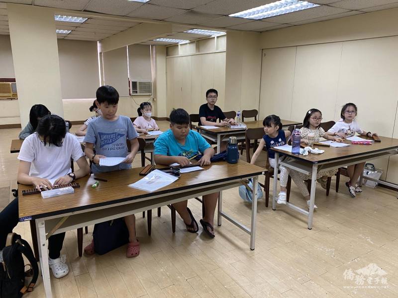 珠算課程課堂，學生們使用算盤進行基本運算訓練，展現高度學習興趣