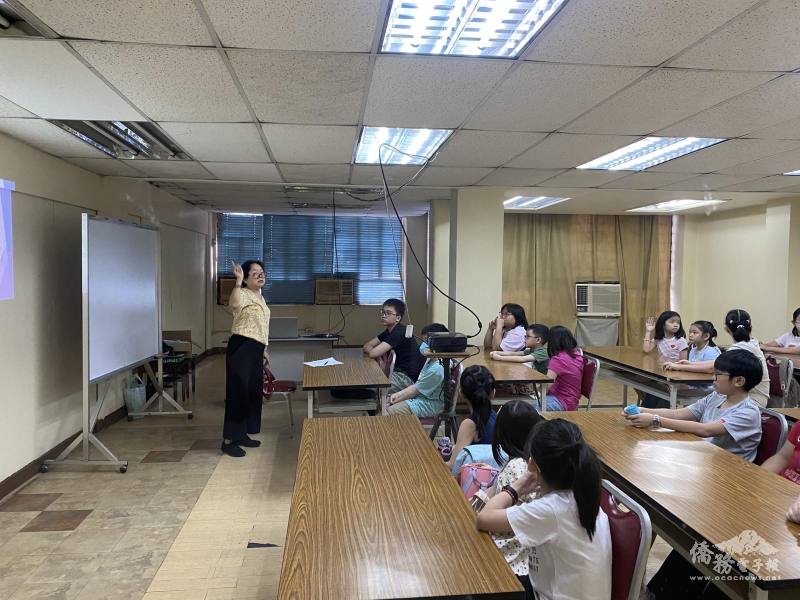 國語會話班課，學生專注練習發音